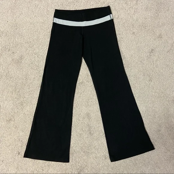 SOLD! LULULEMON Women’s Black Flare Yoga Pants Size 6 - Picture 2 of 8
